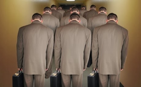 Πρωτοσέλιδα: Ομαδικές απολύσεις ... με επέμβαση «ανοιχτής μήτρας»!!!