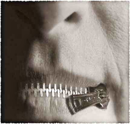 Οι φίλοι του Ηλία… προσπαθούν να του κλείσουν το στόμα!!! (video)