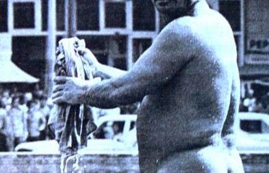 Που βρίσκεται ο γυμνιστής της φωτογραφίας;