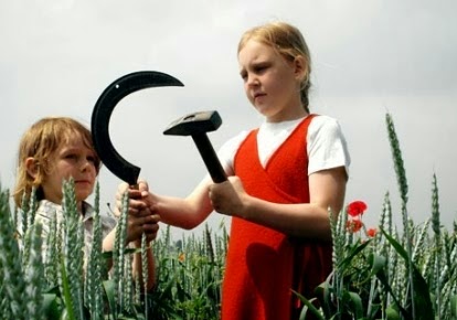 Ποια χώρα της Ευρωπαϊκής Ένωσης, έχει στο έμβλημά της σφυροδρέπανο;