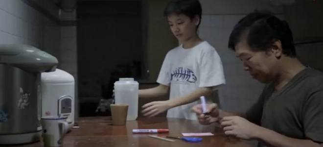 Το δώρο: Μία συγκινητική ταινία μικρού μήκους για τους αφανείς ήρωες, τους γονείς μας... (video) 