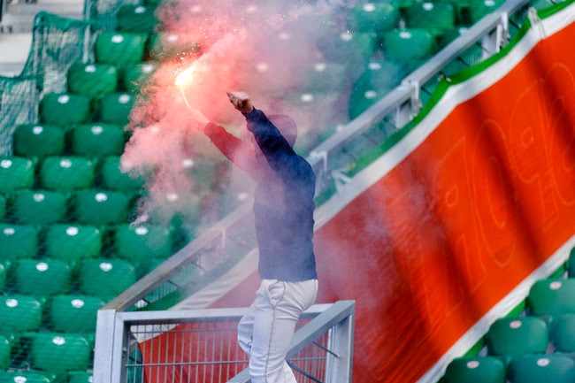 Έκαψαν φίλαθλο ζωντανό!!! (foto)