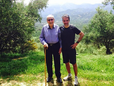 ΠΑΝΙΚΟΣ!!! Ο Κωνσταντίνος Μητσοτάκης, στο χωράφι με τις ελιές... 