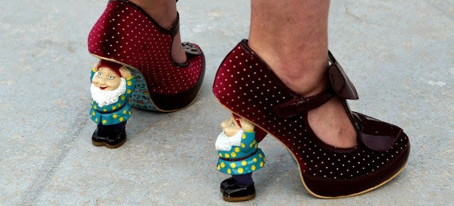 Η υποψήφια του «Ποταμιού» με τις εκκεντρικές γόβες και το λουλουδάτο  φόρεμα!!! (foto)