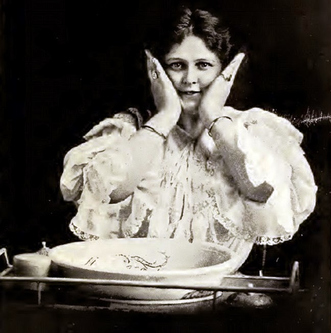 Συμβουλές ομορφιάς από το 1910: Οι απίστευτες πρακτικές των γυναικών της εποχής...