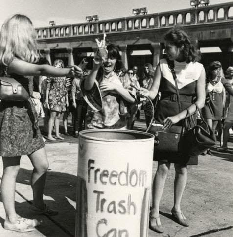 Γιατί οι φεμινίστριες δεν έκαψαν ποτέ τα σουτιέν τους; Η κατάρρευση ενός ακόμη μύθου... 