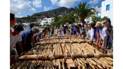 Κύθηρα - Γαύδος με αρχαία σχεδία από καλάμια!!! (video)