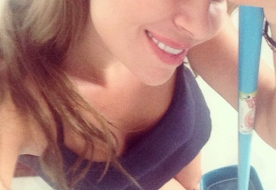 Καυτή Ελληνίδα σφουγγαρίζει χωρίς... εσώρουχα! (foto)