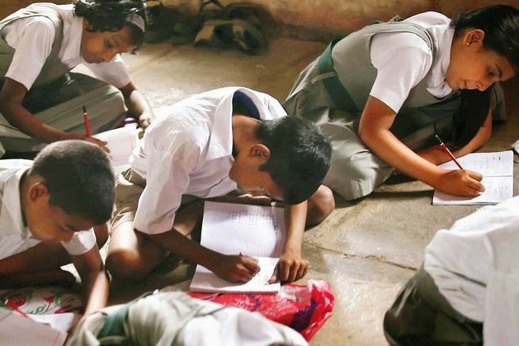 Τσάντα - θρανίο από χαρτόνι για τα φτωχά πιτσιρίκια της Ινδίας!!! (foto)