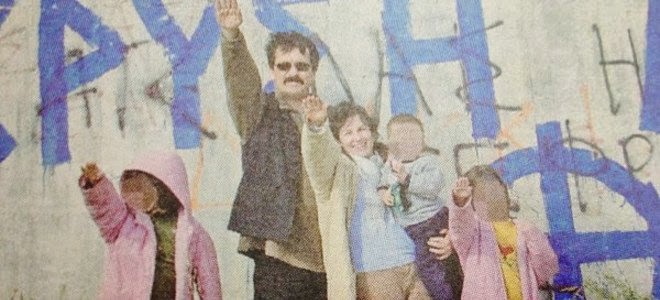 Ο Χρήστος Παππάς της Χρυσής Αυγής φωτογραφίζεται με τα παιδιά του να χαιρετούν ναζιστικά!!! (foto)