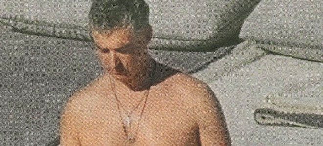 Με χαϊμαλιά στο λαιμό και campari στο χέρι ο Άρης χαλαρώνει σε κότερο στη Μύκονο!!! (foto)