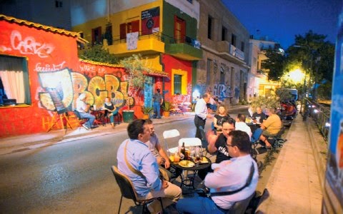 Οι άστεγοι έφτιαξαν ουζερί και σερβίρουν... μαθήματα ζωής!!! (foto) 