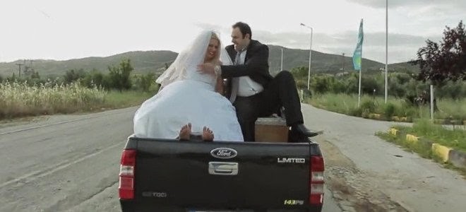 Πατρινοί νεόνυμφοι έπεσαν στη θάλασσα, έφαγαν ξύλο, έκαναν οτοστόπ μέχρι να φτάσουν στη δεξίωση!!! (video)