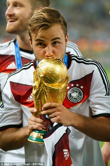 Μάριο Γκέτσε… ο νέος ήρωας της Γερμανίας, υποκλίνεται στη hot «θεά» του!!! (foto)