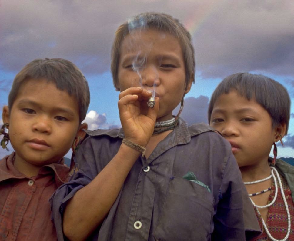 Μια χαμένη φυλή με παιδιά… φανατικούς καπνιστές!!! (foto)