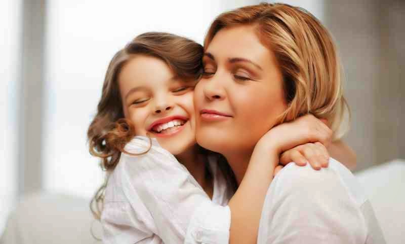 Αγκαλιάστε συχνότερα τα παιδιά σας! Υπάρχει λόγος…