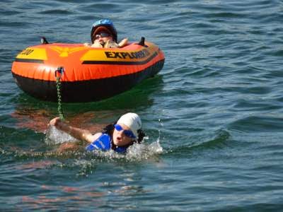 «Δεν είναι βαρύς, είναι ο αδελφός μου…» λέει οκτάχρονο παιδί που κουβάλησε τον παράλυτο αδελφό του σε όλο το τρίαθλο!!!