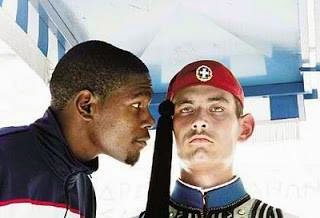 Απρέπεια Αφροαμεριικανού τουρίστα μπροστά στη Βουλή των Ελλήνων!!! (foto) 