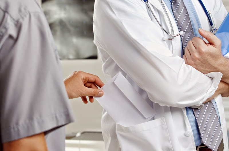 Κακούργημα το φακελάκι των 50 ευρώ…