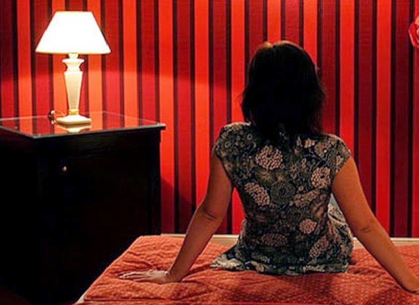 Η γριά κότα στον οίκο ανοχής...