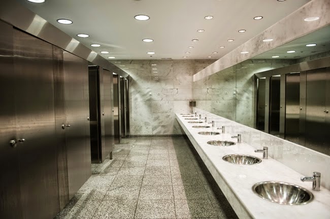 Το μεγαλύτερο λάθος που κάνετε στις δημόσιες τουαλέτες...