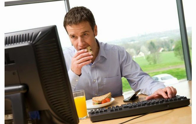 Λιγότερα λάθη στη δουλειά κάνουν όσοι γευματίζουν στο γραφείο...
