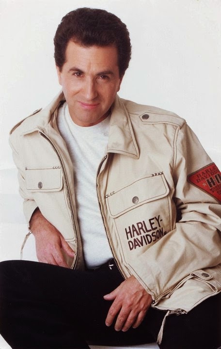 Ο Κώστας Μπίγαλης έγραψε θεατρικό έργο και πρωταγωνιστεί σε αυτό!!!