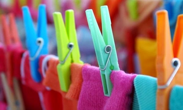 Στεγνώνετε και εσείς τα ρούχα μέσα στο σπίτι; Σταματήστε το!