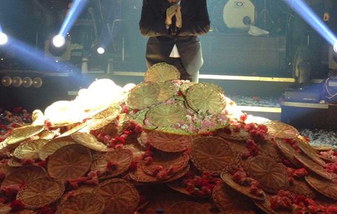 Τον «έπνιξαν» με λουλούδια στην πίστα κι εκείνος υποκλίθηκε!!! (foto)