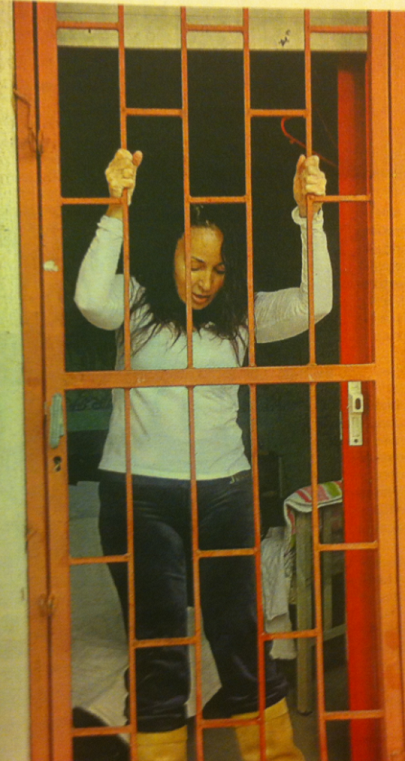 Η Βίκυ Σταμάτη στο Δρομοκαΐτειο… αγκαλιά  στο πάτωμα με ένα λούτρινο!!! (foto)