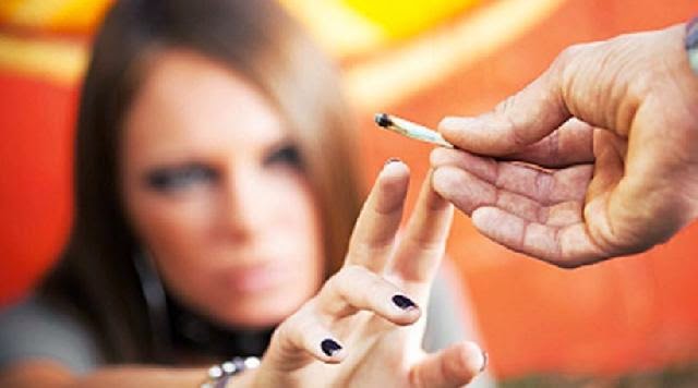 Τα ελληνόπουλα κόβουν ποτό και τσιγάρο και ξεκινούν χασίς από τα 15!!!