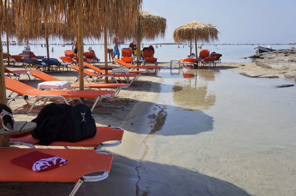 Τέλος ξαπλώστρες και ομπρέλες «δίπλα στο κύμα»…