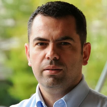 Η Μαίρη Κουμπάρου συναντά τον Παύλο Ανδριά… των «Ξυπόλητων κομπάρσων»