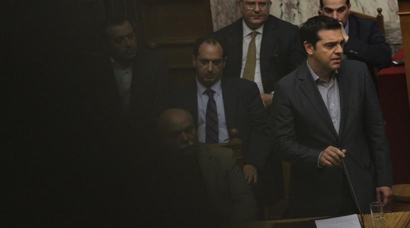 Ο Αλέξης με πατερίτσες…