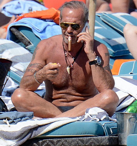 Η ξαπλώστρα του Κωστόπουλου… σε λαϊκό προσκύνημα στη Μύκονο!!!