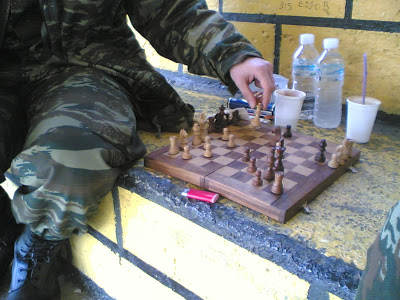 ΣΚΑΝΔΑΛΟ! Δείτε πόσο πιο ακριβά πληρώνουν οι φαντάροι τον καφέ σε σχέση με τους 300 της Βουλής…