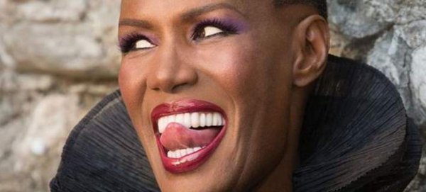 H 67χρονη Γκρέις Τζόουνς έδειξε στήθος για να πουλήσει το βιβλίο της… (foto)