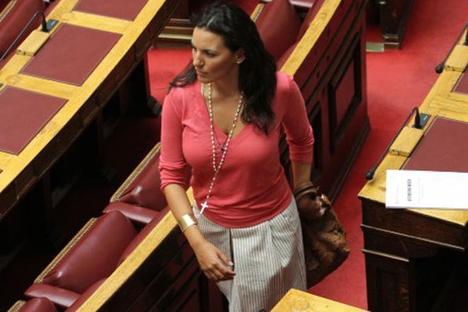 Φωτιά η Κεφαλογιάννη στη Βουλή… με εμφάνιση που προκαλεί!!! (foto)