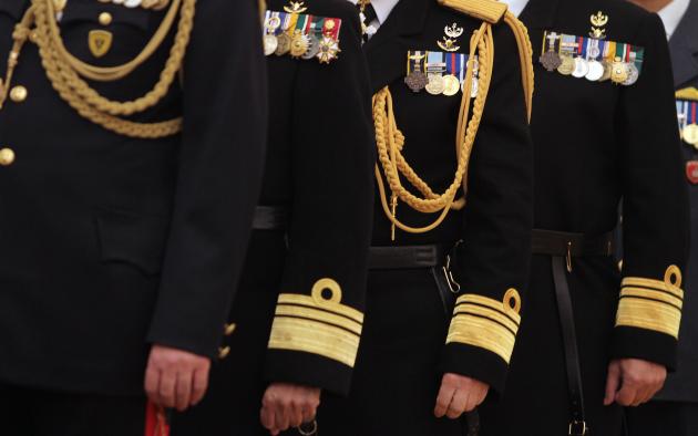 Εθνόσημο τέλος από τις στολές των αξιωματικών των Ενόπλων Δυνάμεων…