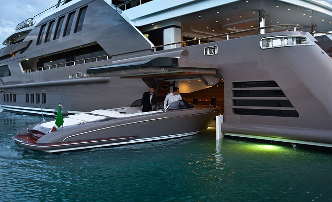 Σε σκάφος εφοπλιστή για «δουλίτσα» πασίγνωστη τραγουδίστρια