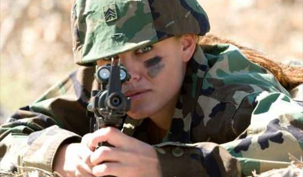 Ο Καμμένος ντύνει στα χακί και τις γυναίκες…