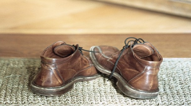 SOS: Μη μπαίνετε στο σπίτι με παπούτσια…