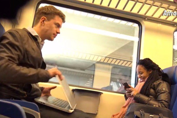 Όταν το laptop ξεκινά να παίζει πορvό στο τρένο και δεν μπορείς να το σταματήσει… (video)