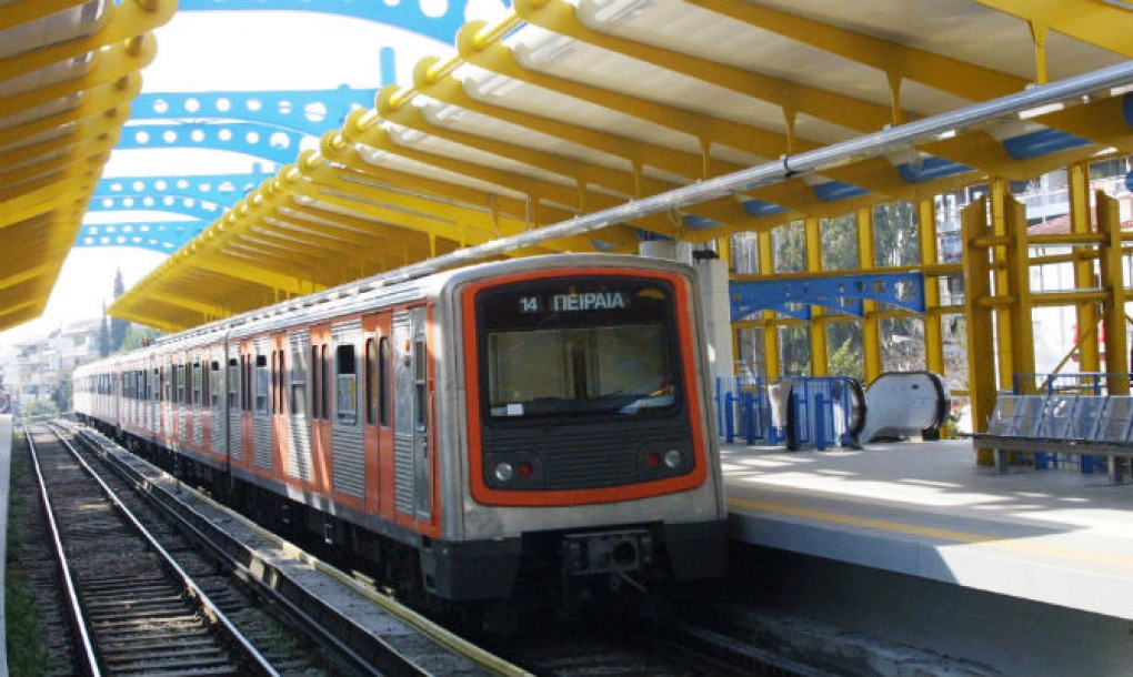 Ηλικιωμένη κατέρρευσε σε αμαξοστοιχία του ΗΣΑΠ από υπερβολικό σταυροκόπημα!!!