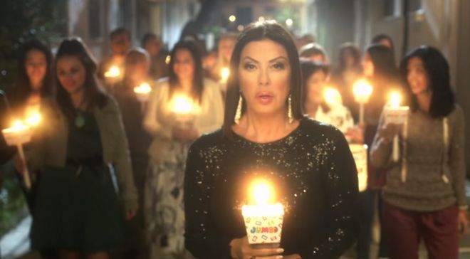 Άντζελα: Χτύπα τ’ αυγά σου… σαν άντρας (video)