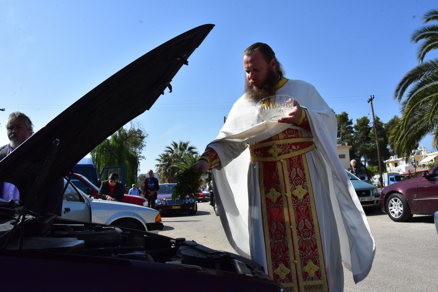 Ιερείς αγιάζουν αυτοκίνητα σε όλη τη χώρα…