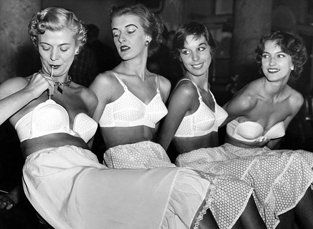 Η ιστορία του στηθόδεσμου… & η αντλία νερού!!!