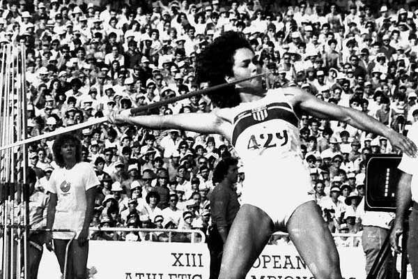 Η Σακοράφα πετάει… ακόντιο στο Σύριζα