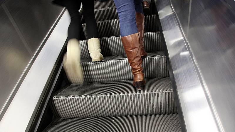 Αυστηρές ποινές για αυτούς που παρεμποδίζουν την κυκλοφορία από αριστερά… στις κυλιόμενες σκάλες!!!