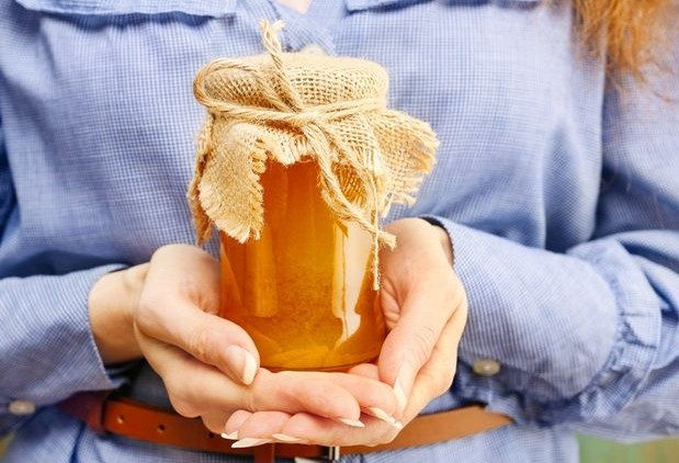 4 χρήσεις που μάλλον δεν ήξερες ότι έχει το μέλι